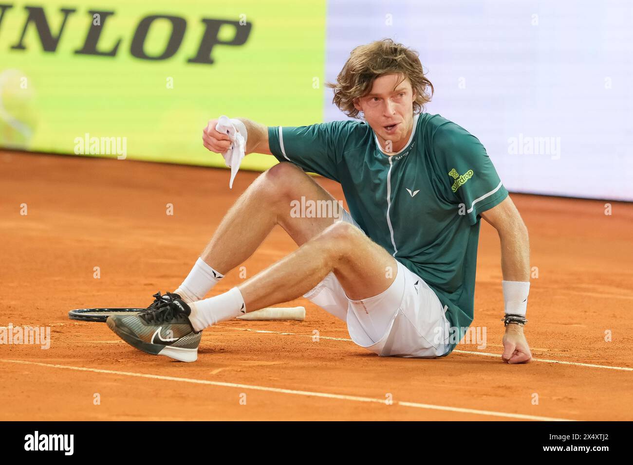 Andrey Rublev posiert mit der Trophäe Mutua Madrid Open nach dem Sieg im Finale der Männer im Einzelspiel gegen Felix Auger von Mutua Madrid Open in Stockfoto