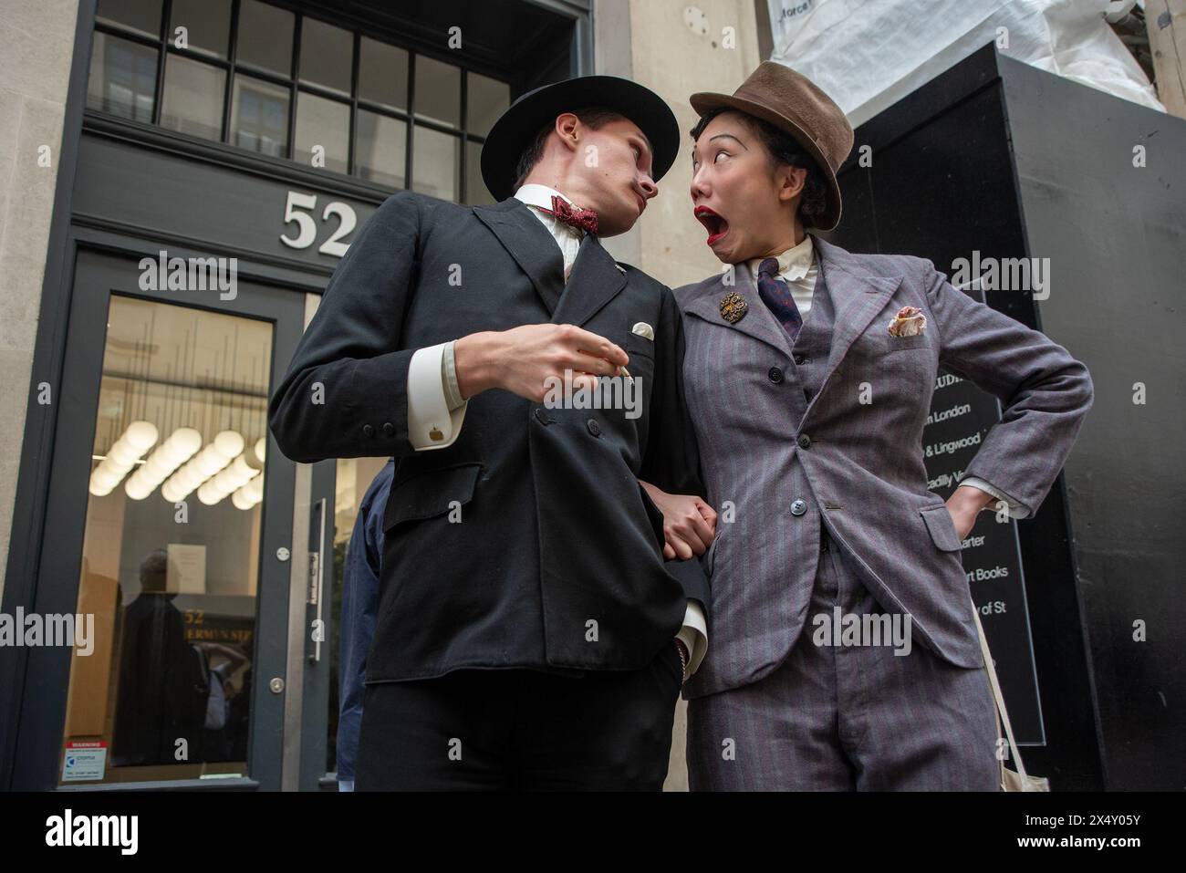 London, Großbritannien. Mai 2024. Zwei Teilnehmer posieren vor der Piccadilly Arcade in London. Die Teilnehmer des Vierten Grand Flaneur Walks versammelten sich in schicken und schicken Kleidern an der Statue von Beau Brummell in der Jermyn Street vor der Piccadilly Arkade. (Foto: Krisztian Elek/SOPA Images/SIPA USA) Credit: SIPA USA/Alamy Live News Stockfoto