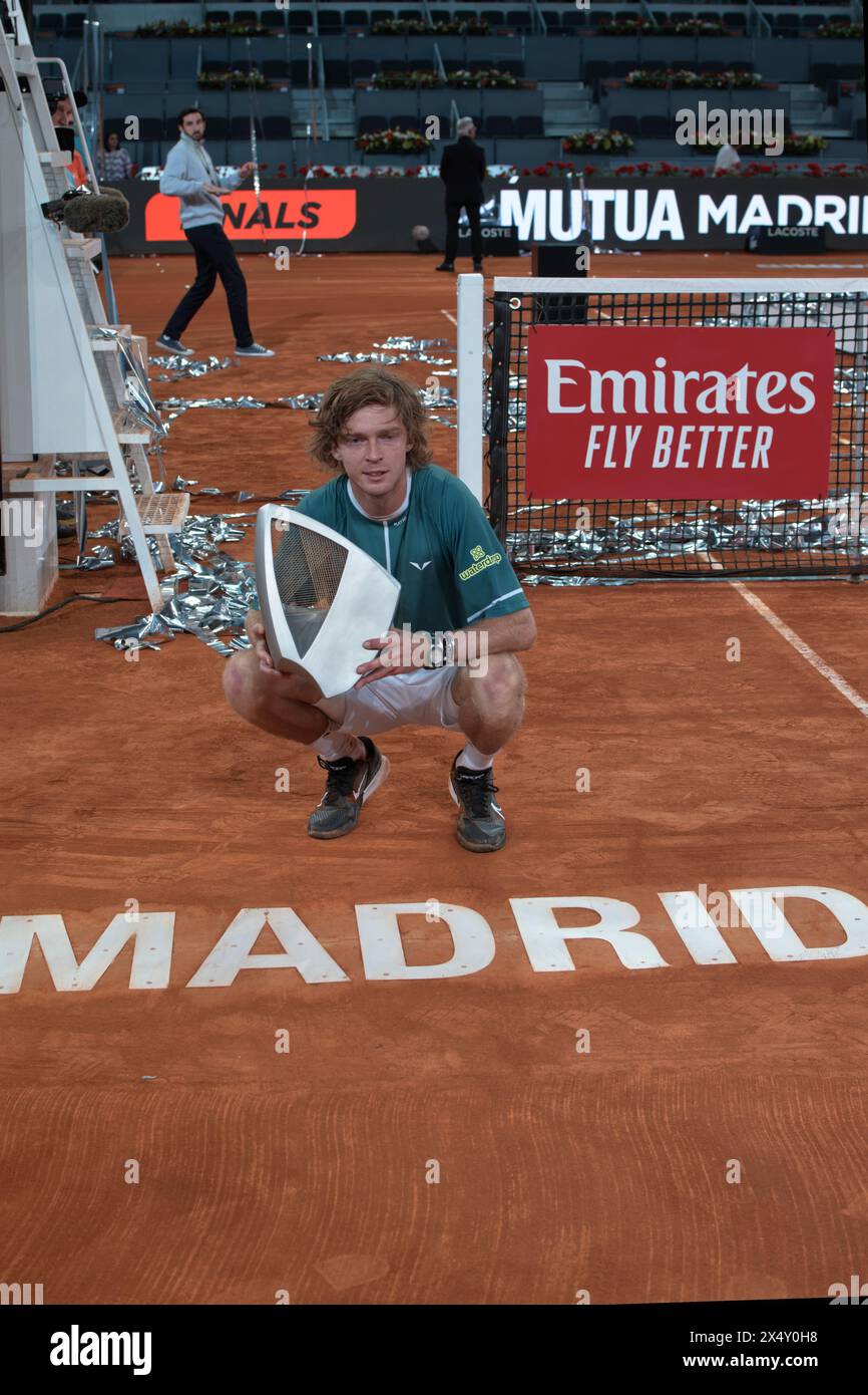 Madrid, Spanien. Mai 2024. Mutua Madrid Open Tennis ATP, Men's Singles Final, Trophy Ceremony: Felix Auger-Aliassime (CAN) und Andrey Rublev. Rublev, Sieger des Männer-Einzelturniers, posiert mit der Trophäe vor der Menge und der Presse. Quelle: EnriquePSans/Alamy Live News Stockfoto