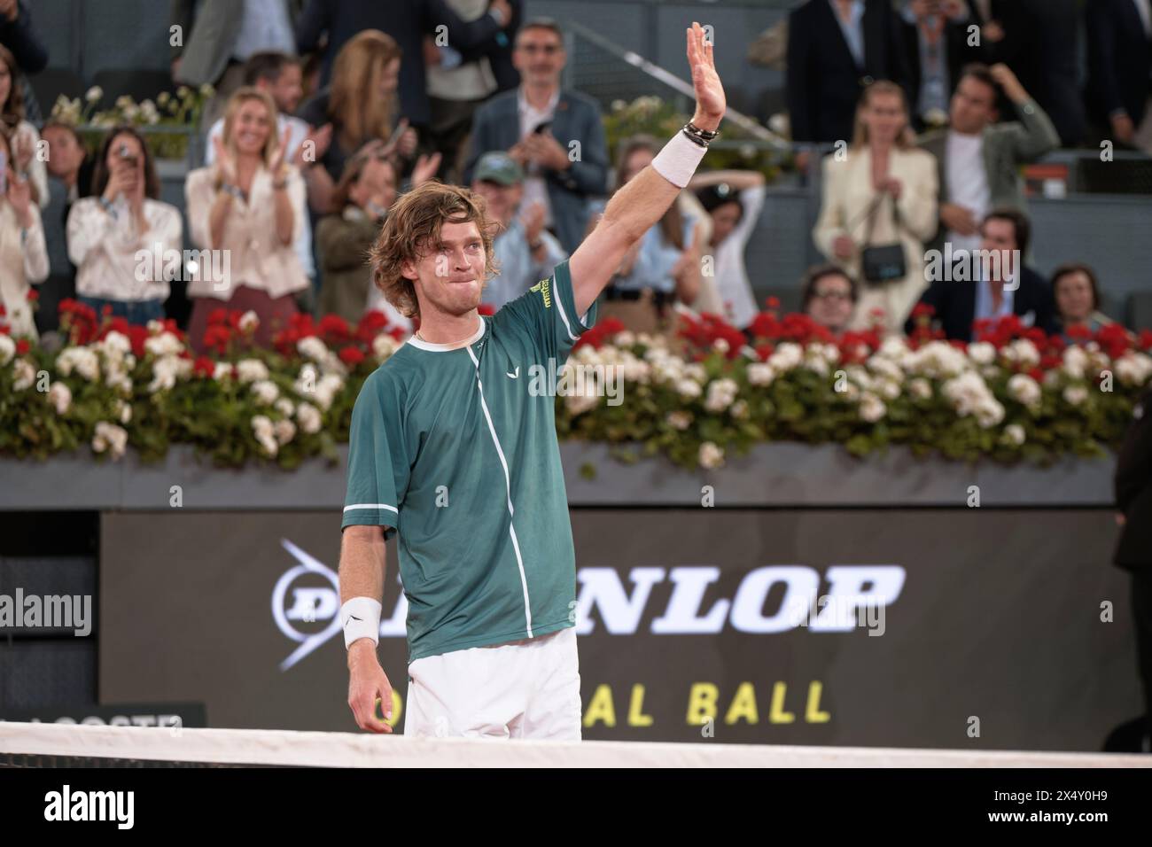 Madrid, Spanien. Mai 2024. Mutua Madrid Open Tennis ATP, Männer Einzelfinale, Felix Auger-Aliassime (CAN) VS Andrey Rublev. Andrey Rublev. Rublev feiert seinen Sieg im Turnier. Quelle: EnriquePSans/Alamy Live News Stockfoto