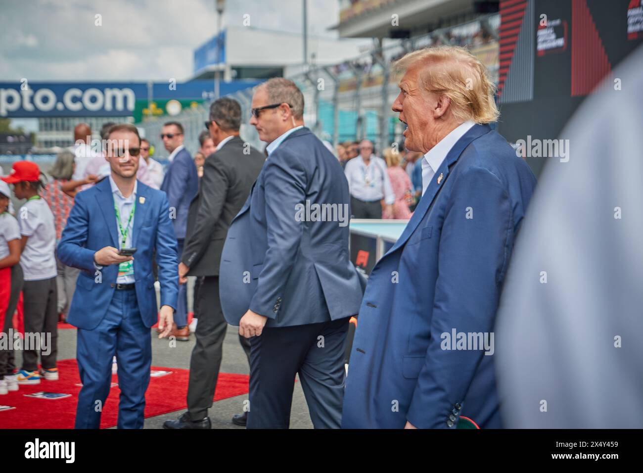 Miami Gardens, FL, USA. Mai 2024. Donald Trump. Wettkampftag. Grid F1 Miami GP im Miami Autodrome in Miami Gardens, Florida, USA. Quelle: Yaroslav Sabitov/YES Market Media/Alamy Live News. Stockfoto