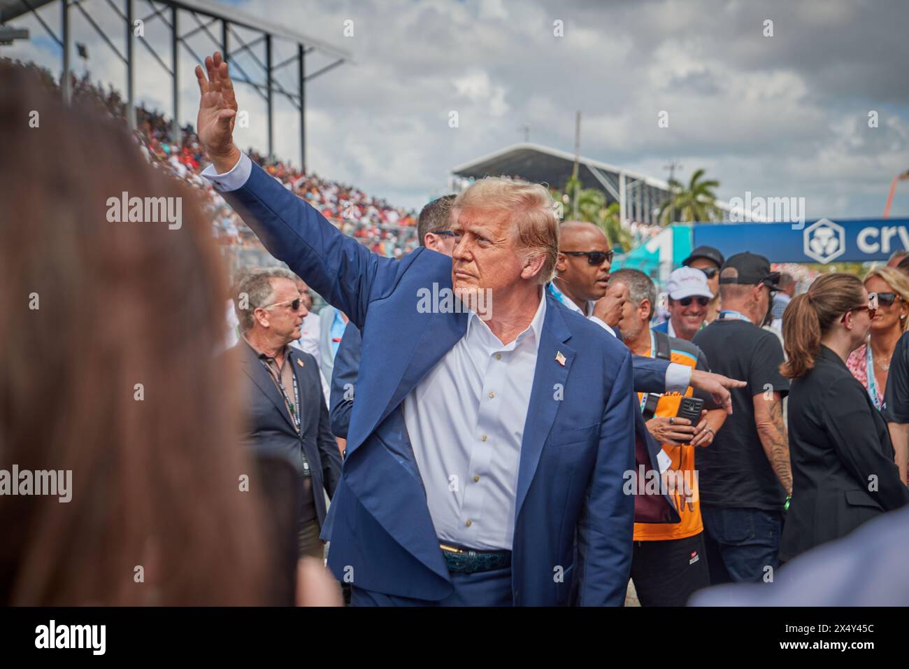 Miami Gardens, FL, USA. Mai 2024. Donald Trump. Wettkampftag. Grid F1 Miami GP im Miami Autodrome in Miami Gardens, Florida, USA. Quelle: Yaroslav Sabitov/YES Market Media/Alamy Live News. Stockfoto