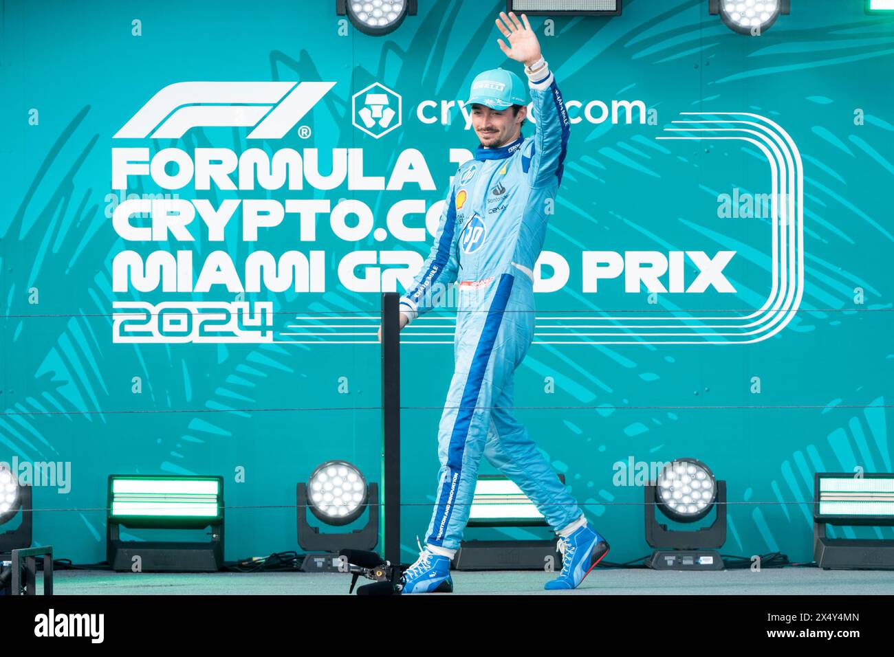 Miami Gardens, Usa. Mai 2024. Monaco-Formel-1-Fahrer Charles Leclerc von Scuderia Ferrari kommt am Sonntag, den 5. Mai 2024, auf dem Podium für den Formel-1-Miami-Grand Prix auf dem Miami International Autodrome in Miami Gardens, Florida. Foto: Greg Nash/UPI Credit: UPI/Alamy Live News Stockfoto