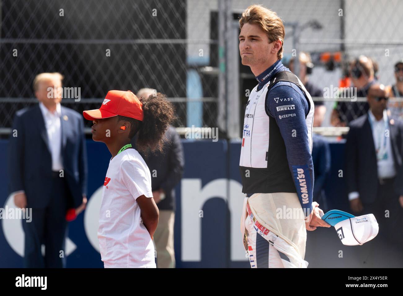 Miami Gardens, Usa. Mai 2024. Der US-amerikanische Formel-1-Pilot Logan Sargeant von Williams Racing wird am Sonntag, den 5. Mai 2024 auf dem Miami International Autodrome in Miami Gardens, Florida auf der Startaufstellung gesehen. Foto: Greg Nash/UPI Credit: UPI/Alamy Live News Stockfoto