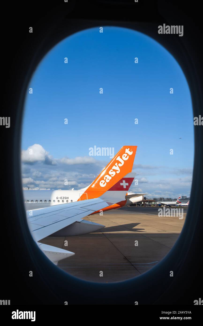 London, Vereinigtes Königreich - 29. April 2024: Ein Easyjet und ein Schweizer Flugzeug landeten am Flughafen London Gatwick Stockfoto