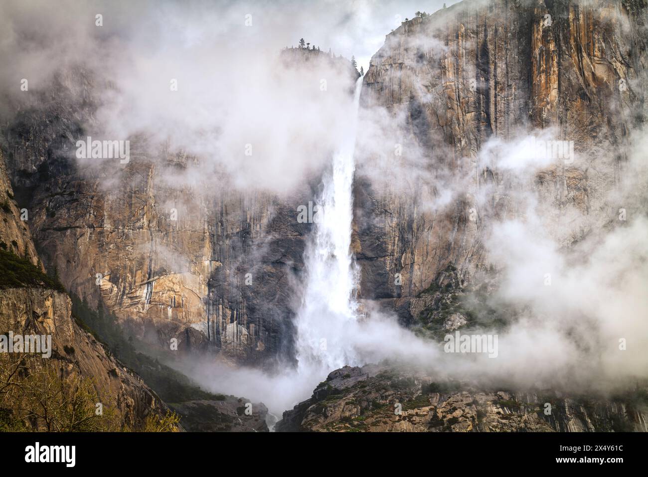 UPPER YOSEMITE FALL CHAPEL WIESE YELLOWSTONE NATIONAL PARK KALIFORNIEN USA Stockfoto