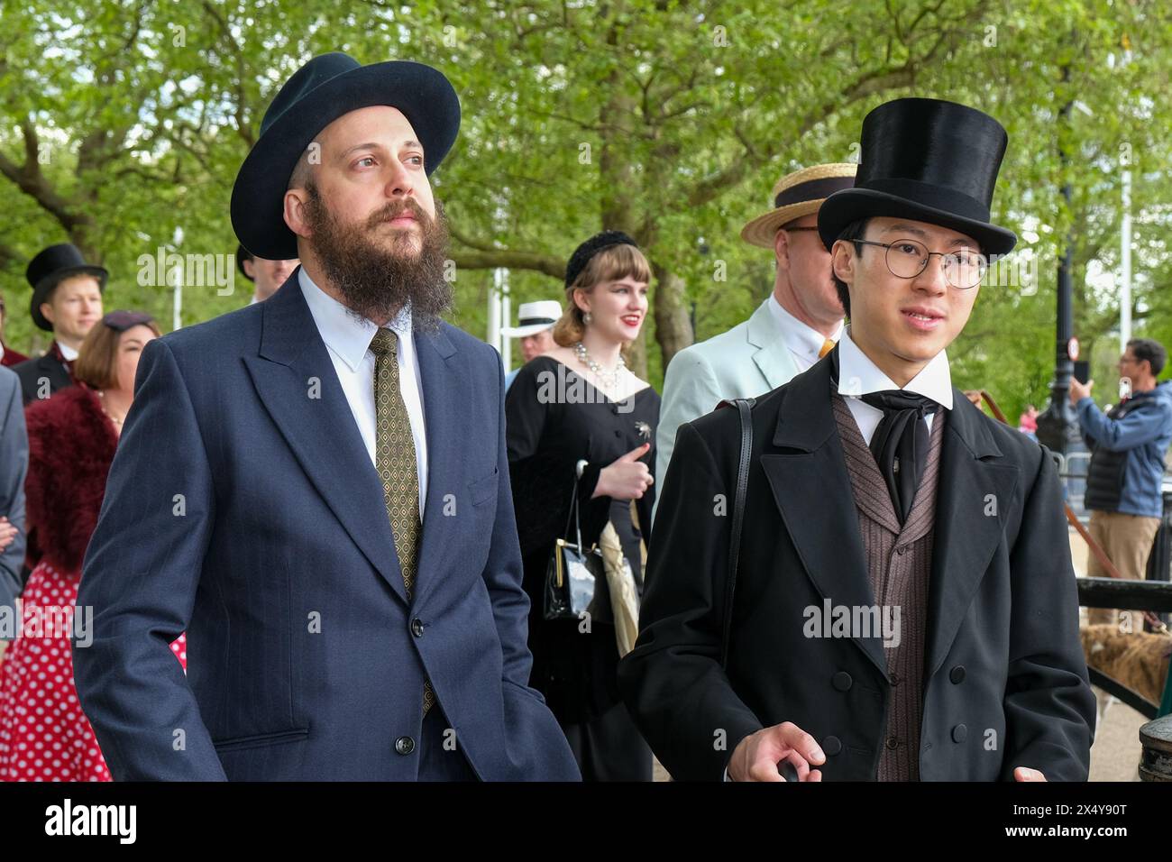 London, UK, 5. Mai 2024. Die Teilnehmer der Schneiderei nehmen an dem vierten Grand Flaneur Walk in der Gegend von St. James und darüber hinaus Teil, ohne dabei ein Ziel im Auge zu haben, das durch die Tradition des ziellosen Wanderns im 19. Jahrhundert populär wurde. Die Veranstaltung, die vom CHAP Magazin organisiert wird, fällt mit ihrem 25-jährigen Bestehen zusammen. Quelle: Eleventh Photography/Alamy Live News Stockfoto