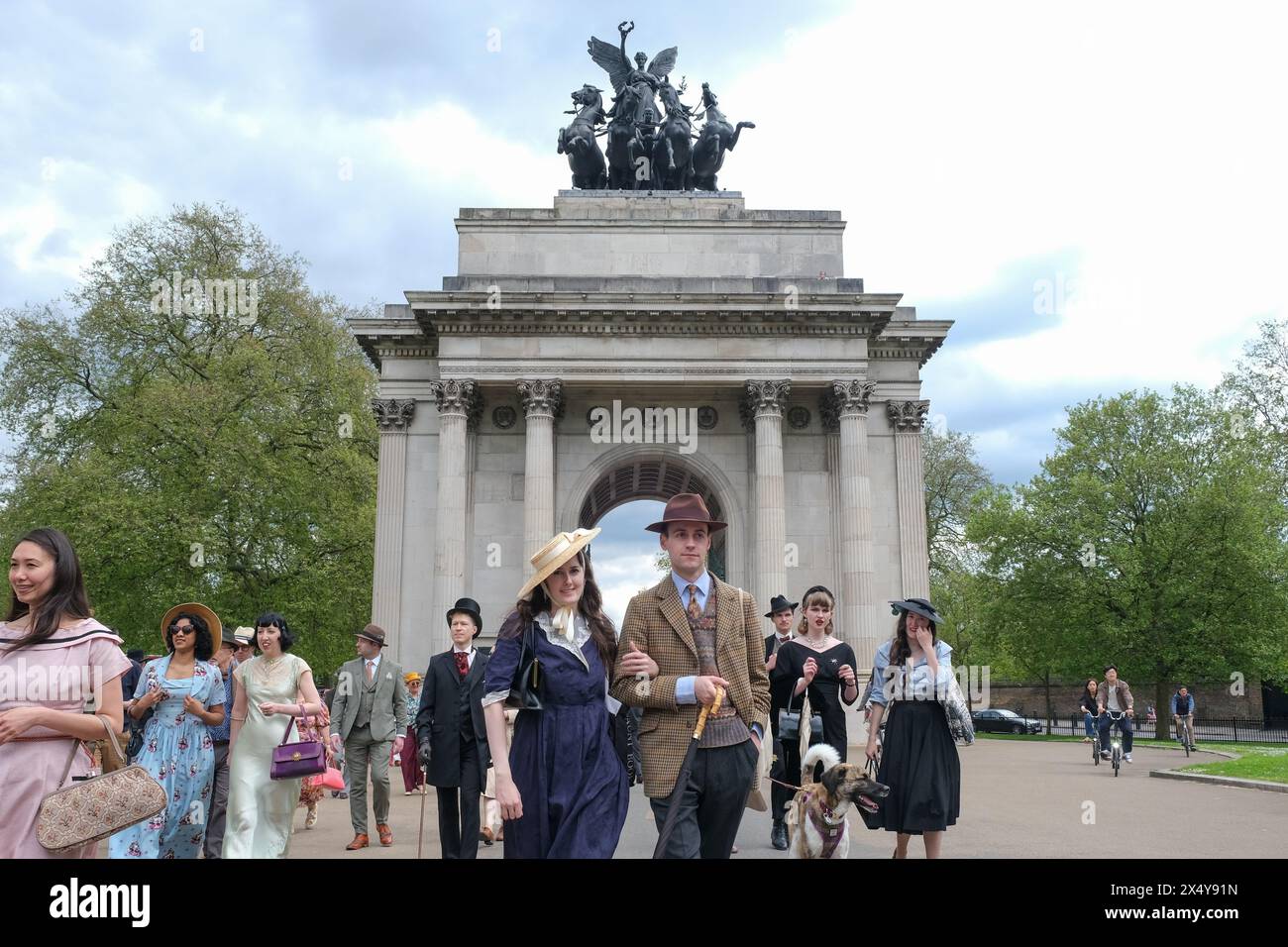 London, UK, 5. Mai 2024. Die Teilnehmer der Schneiderei nehmen an dem vierten Grand Flaneur Walk in der Gegend von St. James und darüber hinaus Teil, ohne dabei ein Ziel im Auge zu haben, das durch die Tradition des ziellosen Wanderns im 19. Jahrhundert populär wurde. Die Veranstaltung, die vom CHAP Magazin organisiert wird, fällt mit ihrem 25-jährigen Bestehen zusammen. Quelle: Eleventh Photography/Alamy Live News Stockfoto
