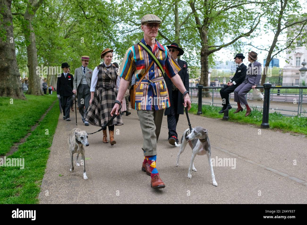 London, UK, 5. Mai 2024. Die Teilnehmer der Schneiderei nehmen an dem vierten Grand Flaneur Walk in der Gegend von St. James und darüber hinaus Teil, ohne dabei ein Ziel im Auge zu haben, das durch die Tradition des ziellosen Wanderns im 19. Jahrhundert populär wurde. Die Veranstaltung, die vom CHAP Magazin organisiert wird, fällt mit ihrem 25-jährigen Bestehen zusammen. Quelle: Eleventh Photography/Alamy Live News Stockfoto