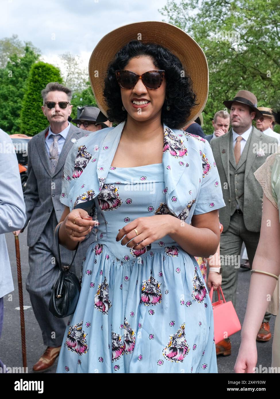 London, UK, 5. Mai 2024. Die Teilnehmer der Schneiderei nehmen an dem vierten Grand Flaneur Walk in der Gegend von St. James und darüber hinaus Teil, ohne dabei ein Ziel im Auge zu haben, das durch die Tradition des ziellosen Wanderns im 19. Jahrhundert populär wurde. Die Veranstaltung, die vom CHAP Magazin organisiert wird, fällt mit ihrem 25-jährigen Bestehen zusammen. Quelle: Eleventh Photography/Alamy Live News Stockfoto