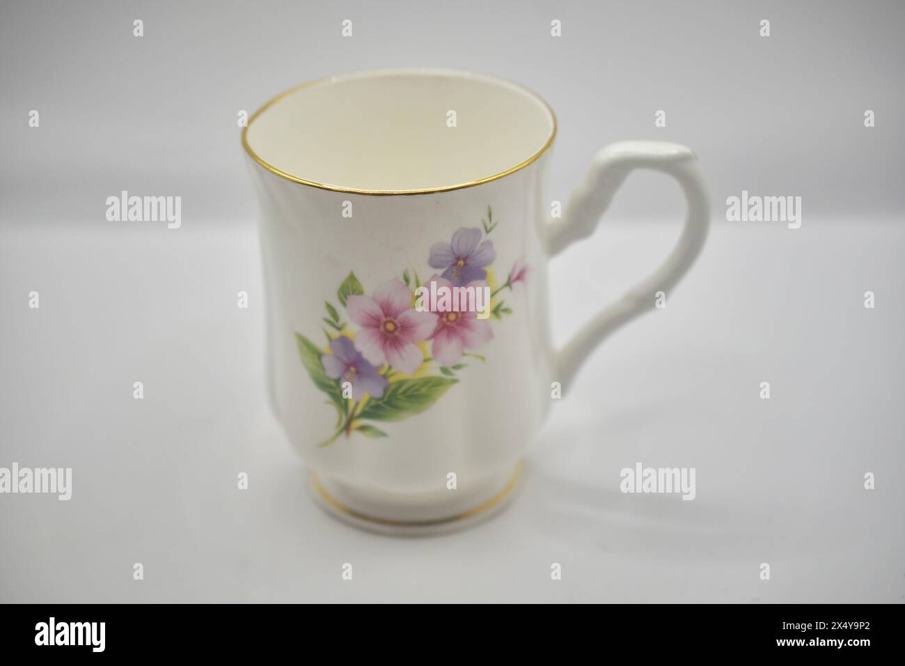 Teetasse aus feinem Porzellan mit Blumenmuster Stockfoto