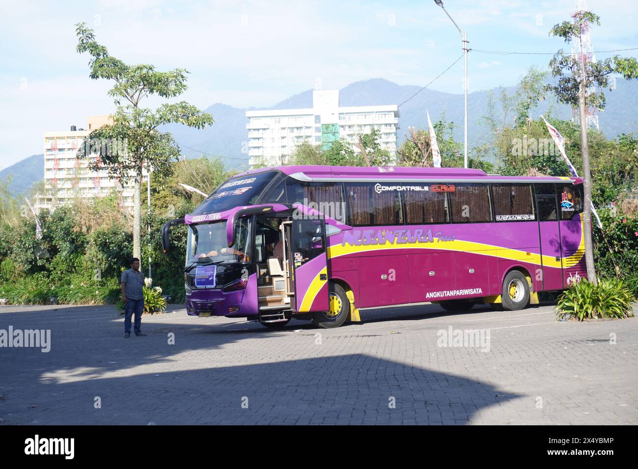 Der Tourbus parkte am Morgen an einem Touristenort Stockfoto