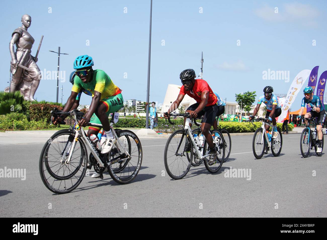 Cotonou, Benin. Mai 2024. Radfahrer treten an der 19. Internationalen Radtour von Benin in Cotonou, Benin, 5. Mai 2024 an. Quelle: Seraphin Zounyekpe/Xinhua/Alamy Live News Stockfoto