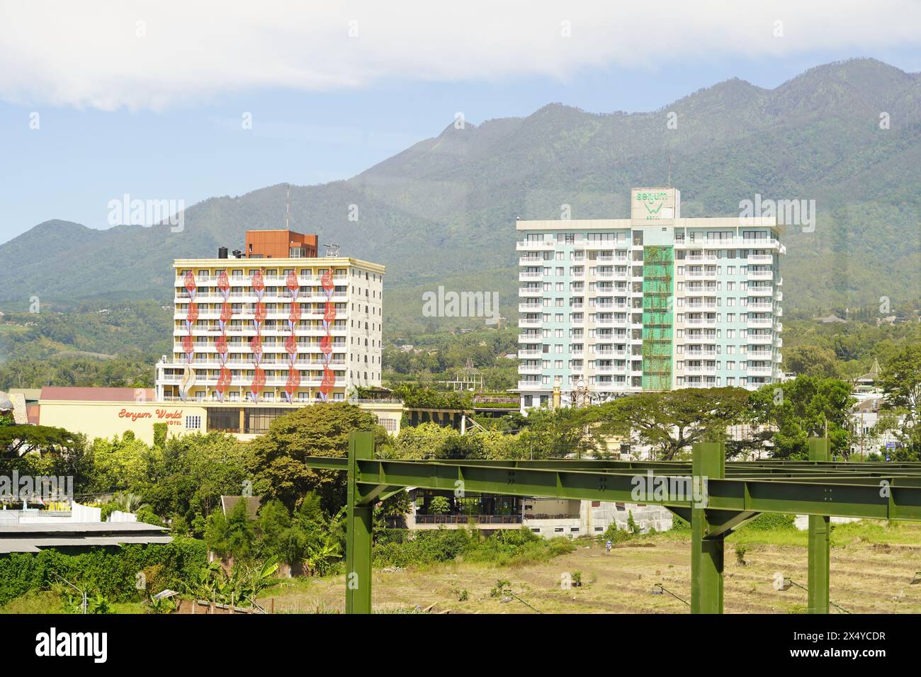 Blick auf zwei Hotelgebäude mit Hügeln und Bergen im Hintergrund tagsüber Stockfoto