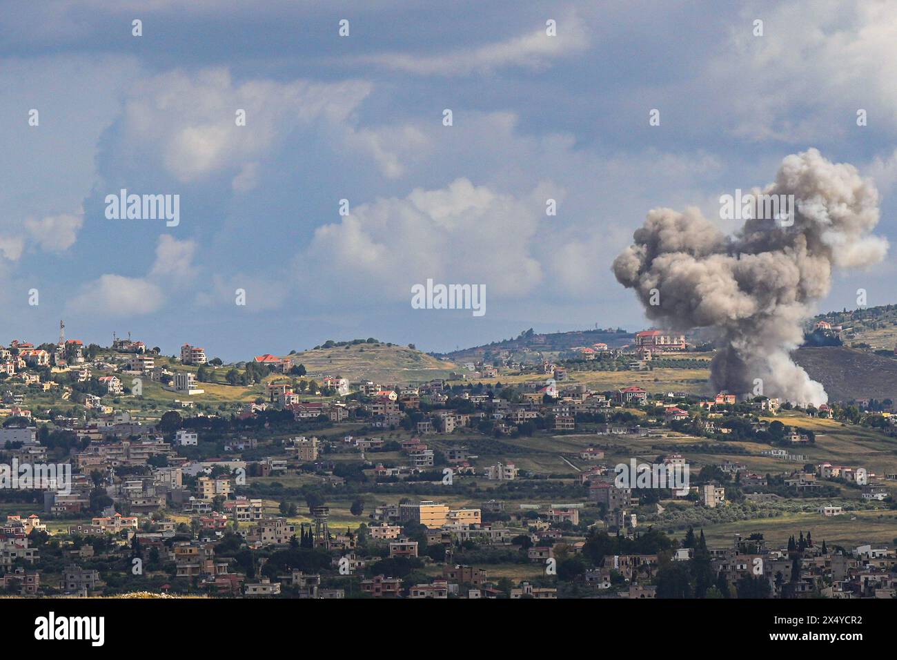 (240506) -- KIBBUZ MALKIA, 6. Mai 2024 (Xinhua) -- dieses Foto aus dem Kibbuz Malkia im Norden Israels am Libanon zeigt Rauchwolken über dem südöstlichen libanesischen Dorf Mays al-Dschabal während eines israelischen Bombardements am 5. Mai 2024. Bei einem israelischen Luftangriff auf das südöstliche Dorf Mays al-Dschabal wurden am Sonntag vier Menschen getötet und drei weitere verletzt. (Ayal Margolin/JINI über Xinhua) Stockfoto