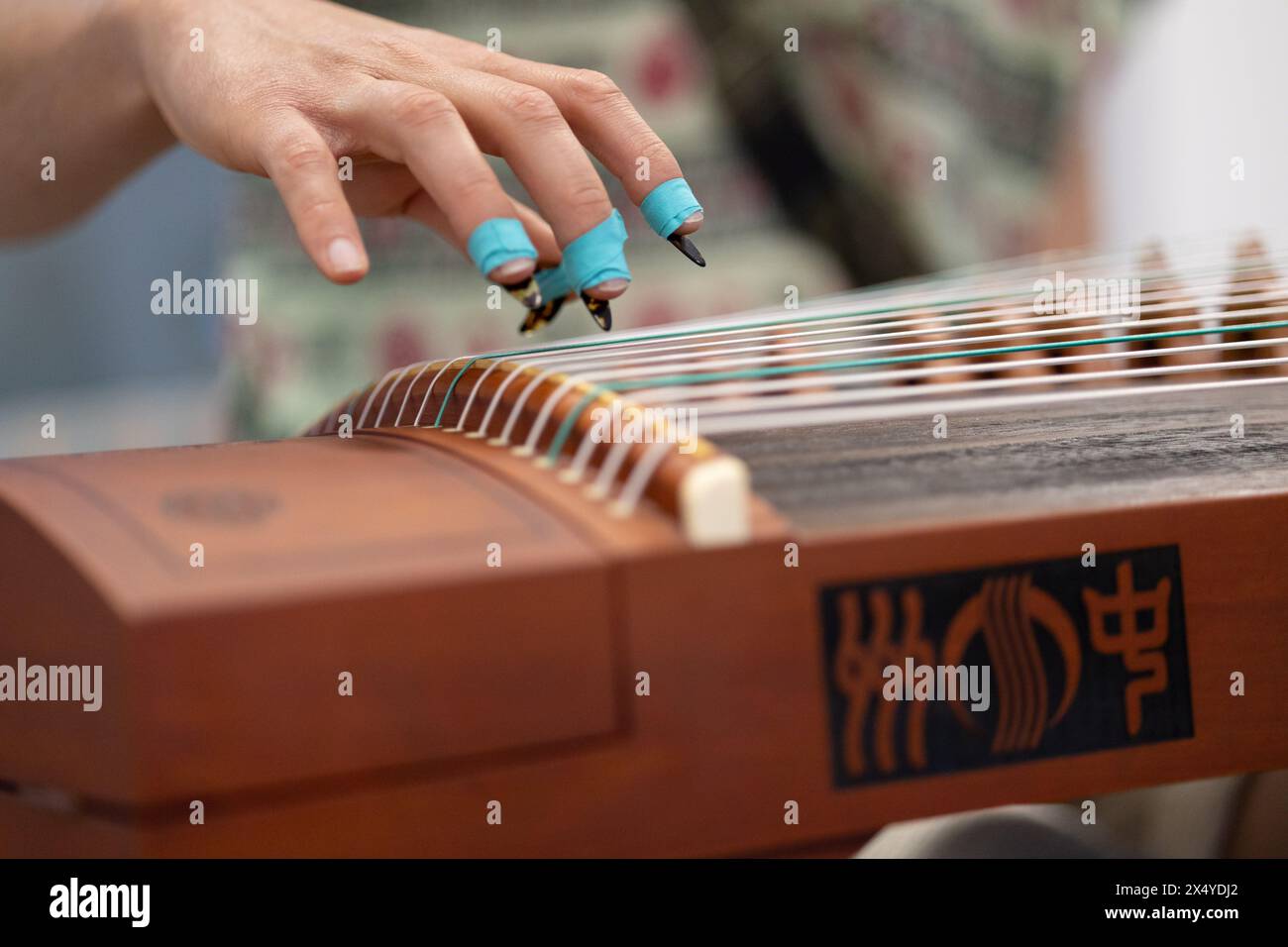 Belgrad, Serbien. April 2024. Ein Student praktiziert Guzheng (chinesische Zither) am China Cultural Center in Belgrad, Serbien, 29. April 2024. Das China Cultural Center in Belgrad, das gemeinsam vom chinesischen Ministerium für Kultur und Tourismus und der Provinzregierung von Shandong errichtet wurde, wurde kürzlich für die Öffentlichkeit geöffnet. Das Zentrum erstreckt sich über eine Fläche von 6.000 Quadratmetern und bietet Kurse in chinesischer Sprache, traditionellen chinesischen Musikinstrumenten, chinesischer Kalligraphie und Tai Chi an. Quelle: Li Jing/Xinhua/Alamy Live News Stockfoto