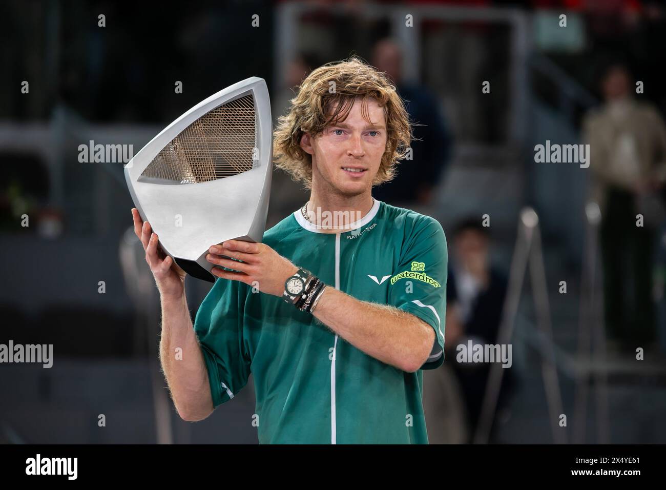 Madrid, Spanien. Mai 2024. Andrey Rublev aus Russland posiert für ein Foto, nachdem er das letzte Tennisspiel der Mutua Madrid Open für Männer gewonnen hat, indem er Felix Auger-Aliassime aus Kanada im Caja Magica-Stadion besiegt hat. Der russische Tennisspieler Andrey Rublev wurde zum Meister der Madrid Masters 1000 ernannt, nachdem er im Finale gegen den Kanadier Felix Auger-Aliassime mit 4:6, 7:5, 7:5, 7:5. Quelle: SOPA Images Limited/Alamy Live News Stockfoto