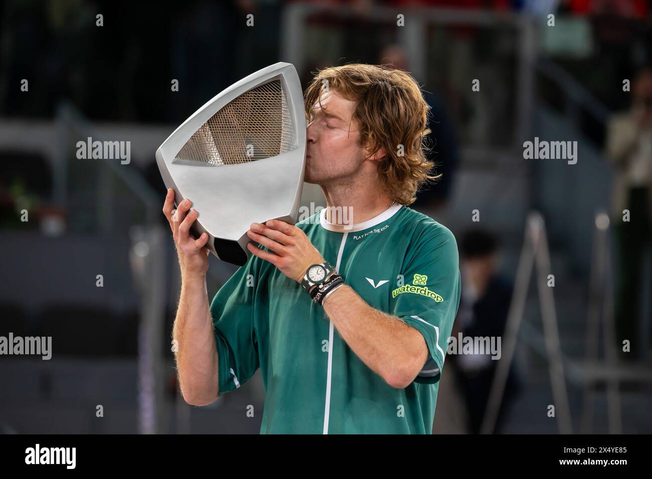 Madrid, Spanien. Mai 2024. Andrey Rublev aus Russland posiert für ein Foto, nachdem er das letzte Tennisspiel der Mutua Madrid Open für Männer gewonnen hat, indem er Felix Auger-Aliassime aus Kanada im Caja Magica-Stadion besiegt hat. Der russische Tennisspieler Andrey Rublev wurde zum Meister der Madrid Masters 1000 ernannt, nachdem er im Finale gegen den Kanadier Felix Auger-Aliassime mit 4:6, 7:5, 7:5, 7:5. Quelle: SOPA Images Limited/Alamy Live News Stockfoto