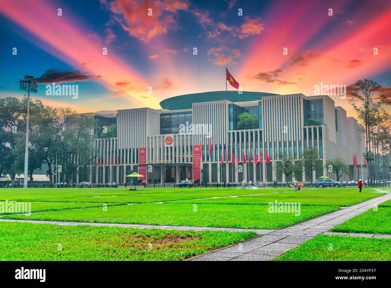 National Assembly Building of Vietnam mit Sonnenuntergang und seinem grünen Innenhof in der Mitte des Ba Dinh Platzes in der Nähe des Ho Chi Minh Mausoleums. Stockfoto