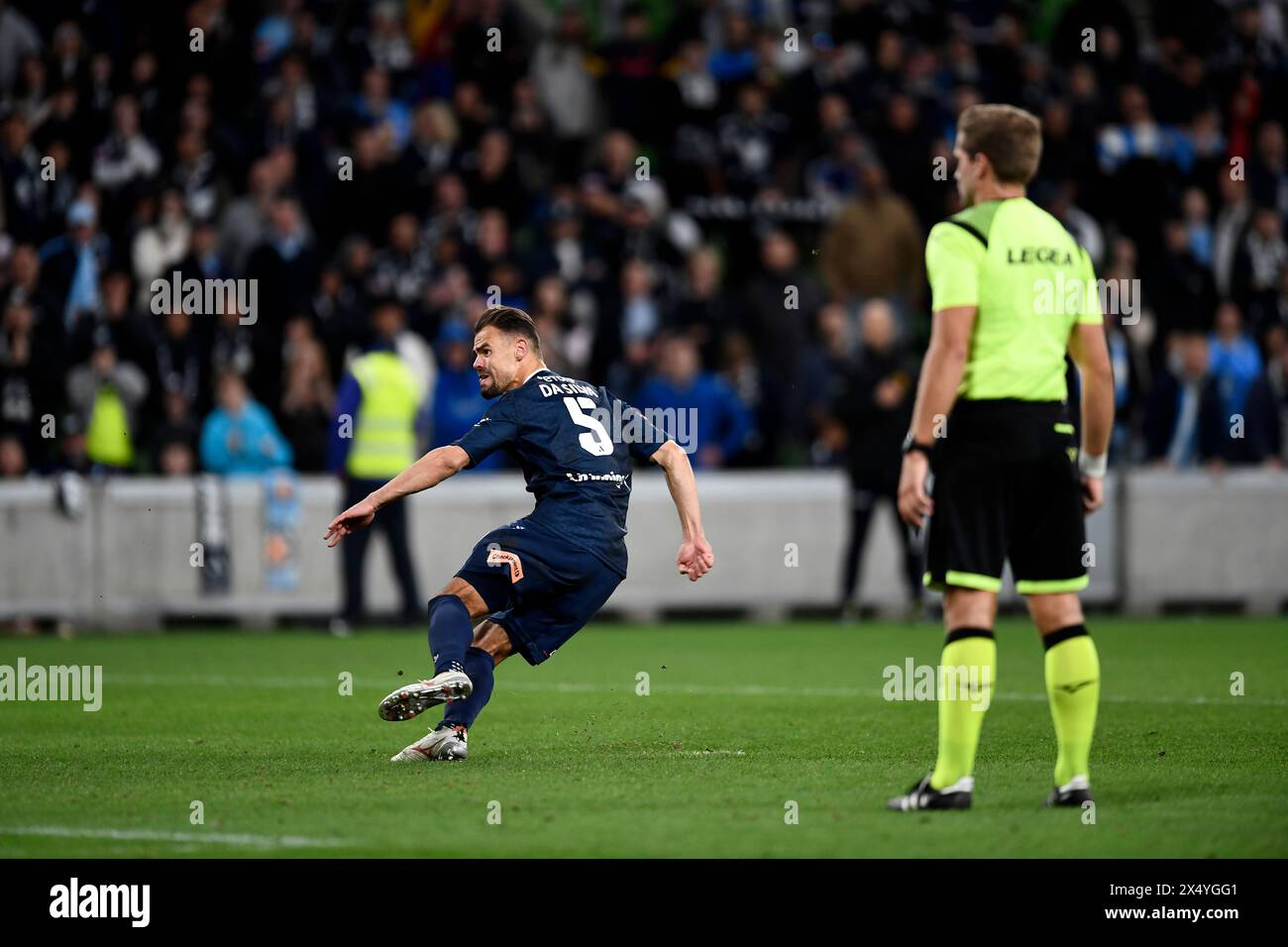 MELBOURNE, AUSTRALIEN. 5. Mai 2024. Im Bild: Damien da Silva von Melbourne Victory gewinnt einen Elfmeter beim Ausscheidungsfinale der A Leagues Soccer, Melbourne Victory FC gegen Melbourne City FC im AAMI Park. Quelle: Karl Phillipson/Alamy Live News Stockfoto