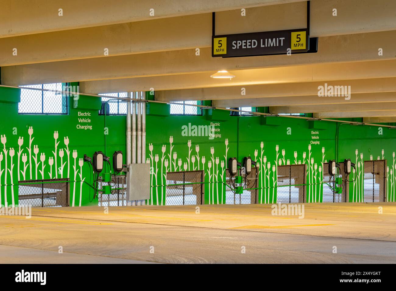 Nahaufnahme von Ladestationen für Elektrofahrzeuge in einem neuen Betonparkhaus. Stockfoto