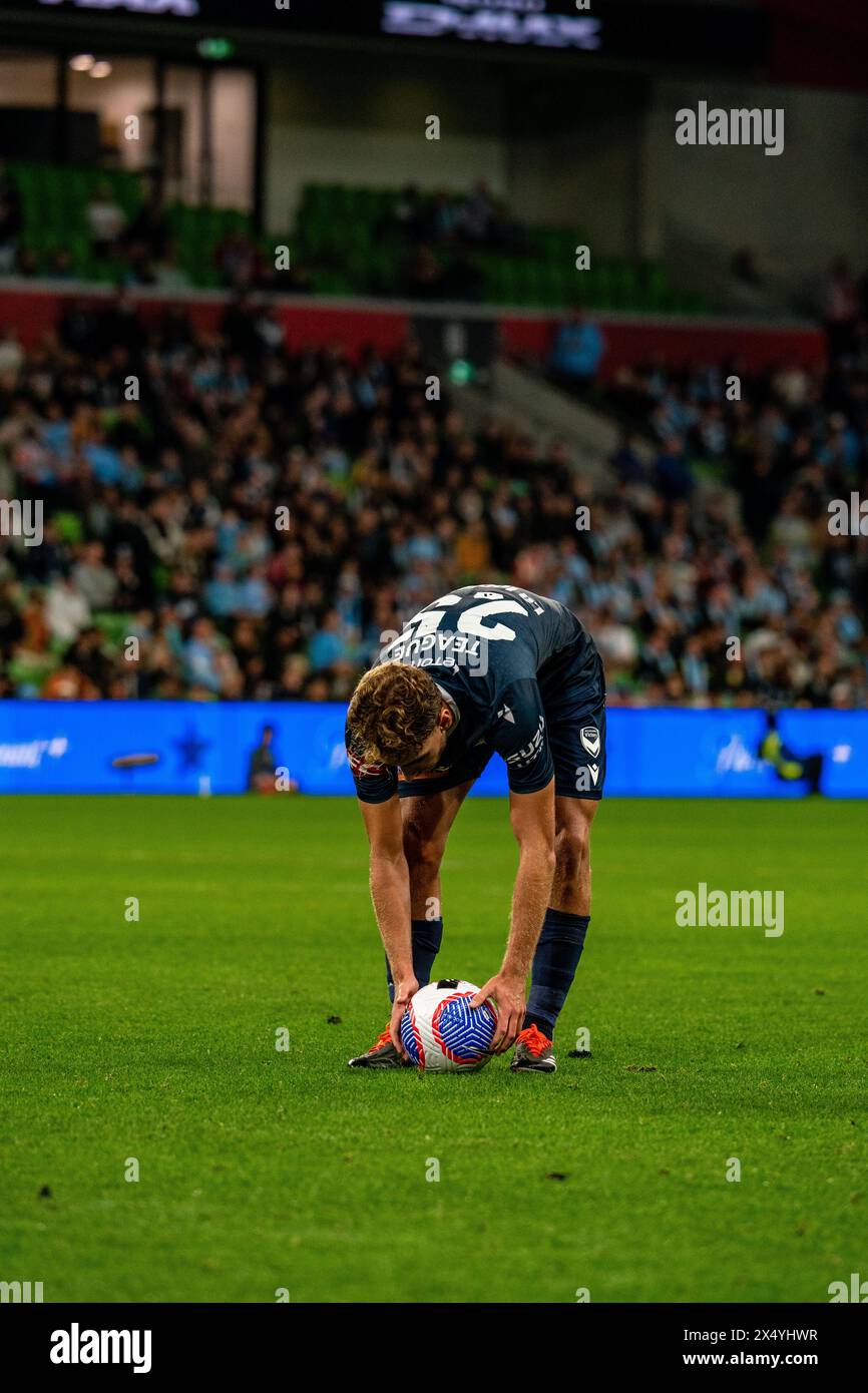 Melbourne, Australien. 5. Mai 2024. Melbourne Victory gegen Melbourne City - 2024 Isuzu UTE A-League Männer Finals Series - Elimination Final 1 - AAMI Park. Melbourne Victory Mittelfeldspieler Ryan Teague (#25) setzt den Ball im A-League-Eliminationsfinale 1 der Männer 2024 zwischen Melbourne Victory FC und Melbourne City FC vor einem Freekick. Foto: James Forrester/Alamy Live News Stockfoto