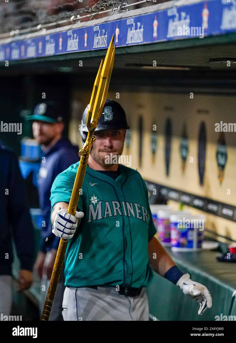 Houston, Texas, USA. Mai 2024. 5. Mai 2024 Houston, Texas, USA- Seattle Mariners LUKE RALEY (20) zeigt die Pitchgabeln, nachdem er während des Spiels zwischen den Seattle Mariners und den Houston Astros im Minute Maid Park einen siebten Inning Home Run getroffen hat. Die Seattle Mariners besiegten die Houston Astros mit 5:4. (Credit Image: © Jerome Hicks/ZUMA Press Wire) NUR REDAKTIONELLE VERWENDUNG! Nicht für kommerzielle ZWECKE! Quelle: ZUMA Press, Inc./Alamy Live News Stockfoto