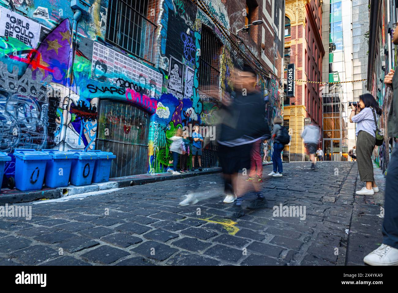 MELBOURNE, AUSTRALIEN - 12. APRIL 2024: Touristen reisen in der Hosier Lane Stockfoto