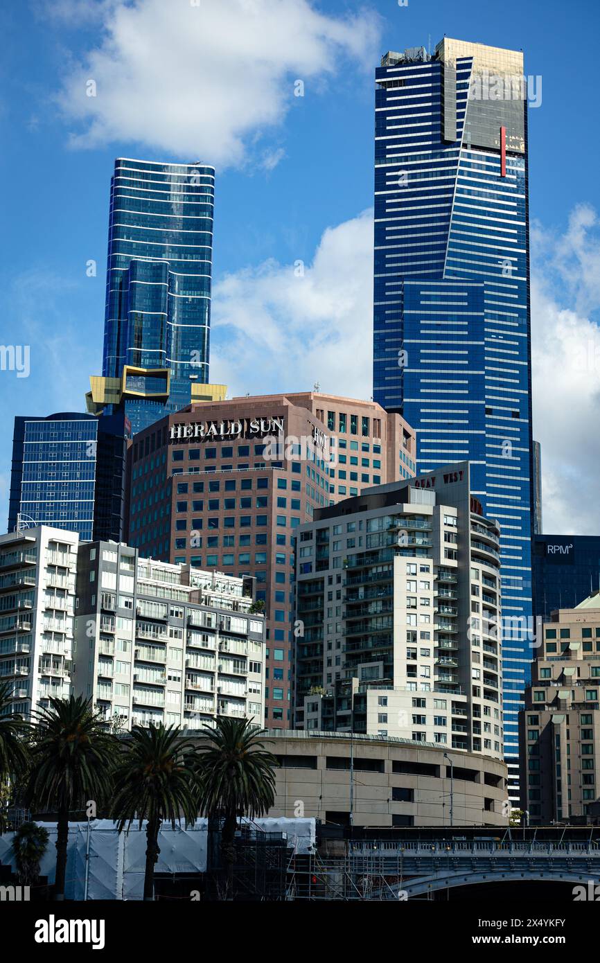 MELBOURNE, AUSTRALIEN - 12. APRIL 2024: Blick auf die Skyline in der Nähe der Princes Bridge Stockfoto