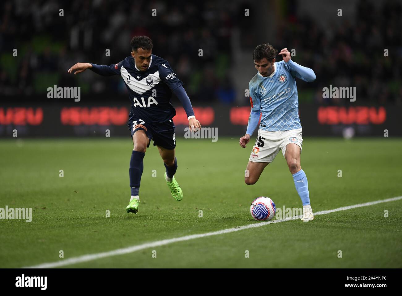 MELBOURNE, AUSTRALIEN. 5. Mai 2024. Im Bild: Nishan Velupillay (17) von Melbourne Victory (links) geht Kopf an Kopf mit Melbourne City Verteidiger Callum Talbot (25) bei den Ausscheidungsfinalen der A-Liagues Soccer, Melbourne Victory FC gegen Melbourne City FC im AAMI Park in Melbourne. Quelle: Karl Phillipson/Alamy Live News Stockfoto