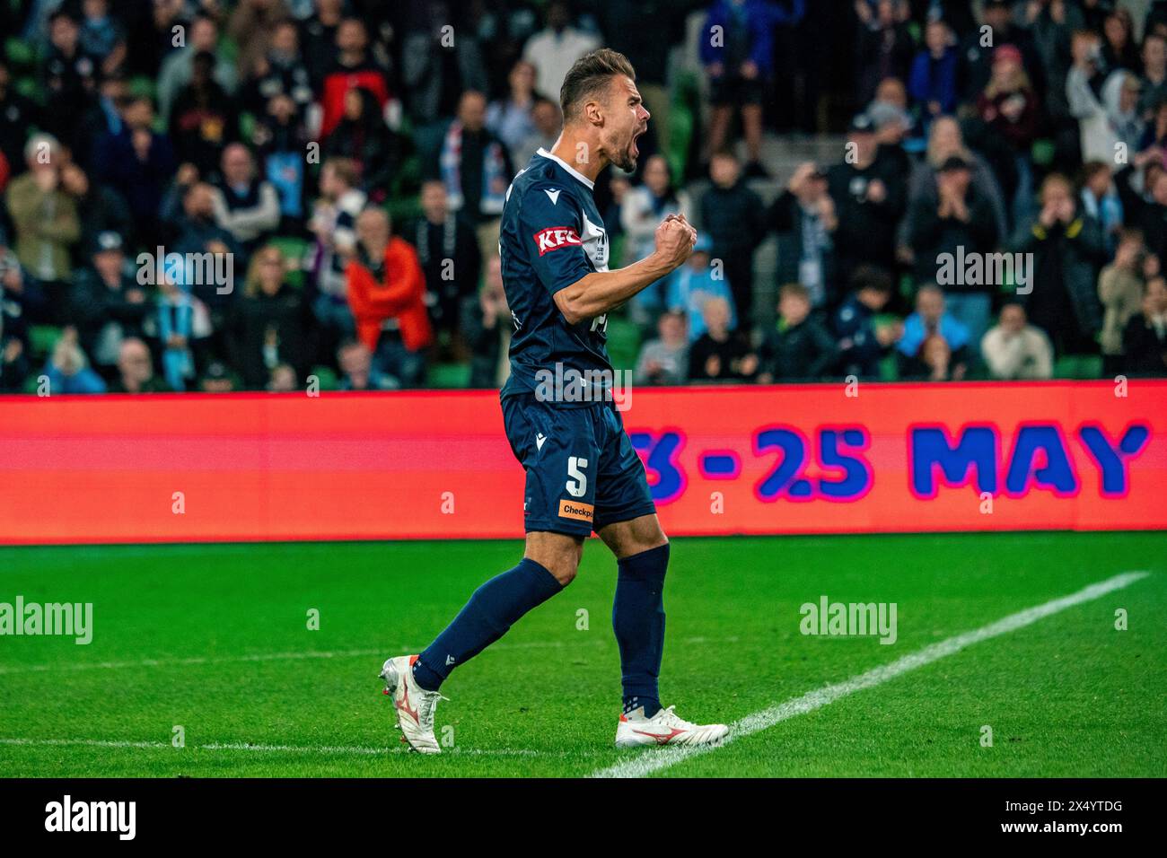 Melbourne, Australien. 5. Mai 2024. Melbourne Victory gegen Melbourne City - 2024 Isuzu UTE A-League Männer Finals Series - Elimination Final 1 - AAMI Park. Melbourne Victory Defender Damien da Silva (#5) feiert seinen Elfmeterschießen am Ende des 1. Endspiels der A-League 2024 zwischen Melbourne Victory FC und Melbourne City FC. Foto: James Forrester/Alamy Live News Stockfoto