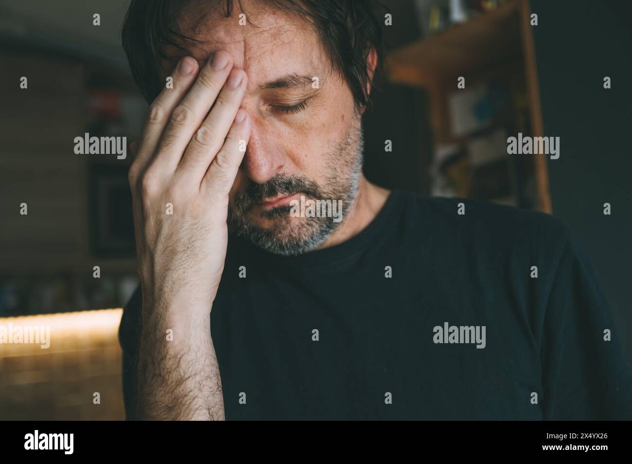 Depressiver erwachsener Mann mit Kopfschmerzen in der Küche, selektiver Fokus Stockfoto