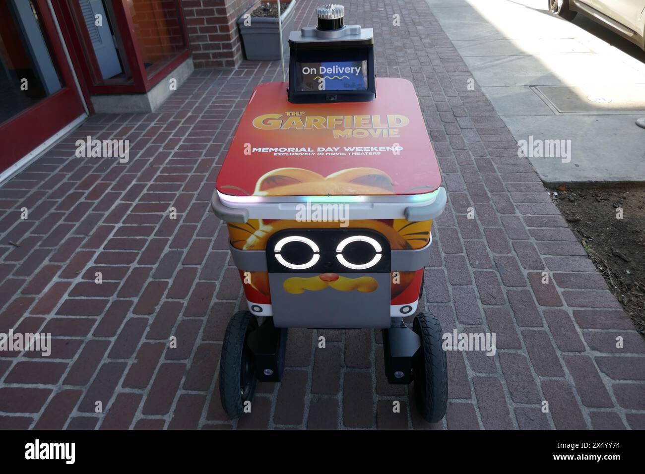 Los Angeles, Kalifornien, USA 5. Mai 2024 der Garfield Movie Delivery Robot auf dem Sunset blvd am 5. Mai 2024 in Los Angeles, Kalifornien, USA. Die Garfield Movie Besetzung umfasst Chris Pratt, Nicholas Hoult, Samuel L. Jackson, Ving Rhames, Brett Goldstein, Hannah Waddingham, Snoop Dogg, Cecily Strong, Janelle James, Bowen Yang, Gregg Berger, Luke Cinque-White und Harvey Guillen. Foto: Barry King/Alamy Stock Photo Stockfoto