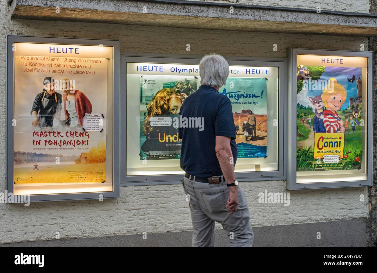 Kino, Olympia Filmtheater, Schaukästen mit Plakaten, Adolph-Kolping-Straße, Landsberg am Lech, ADDITIONAL-RIGHTS-CLEARANCE-INFO-NOT-AVAILABLE Stockfoto