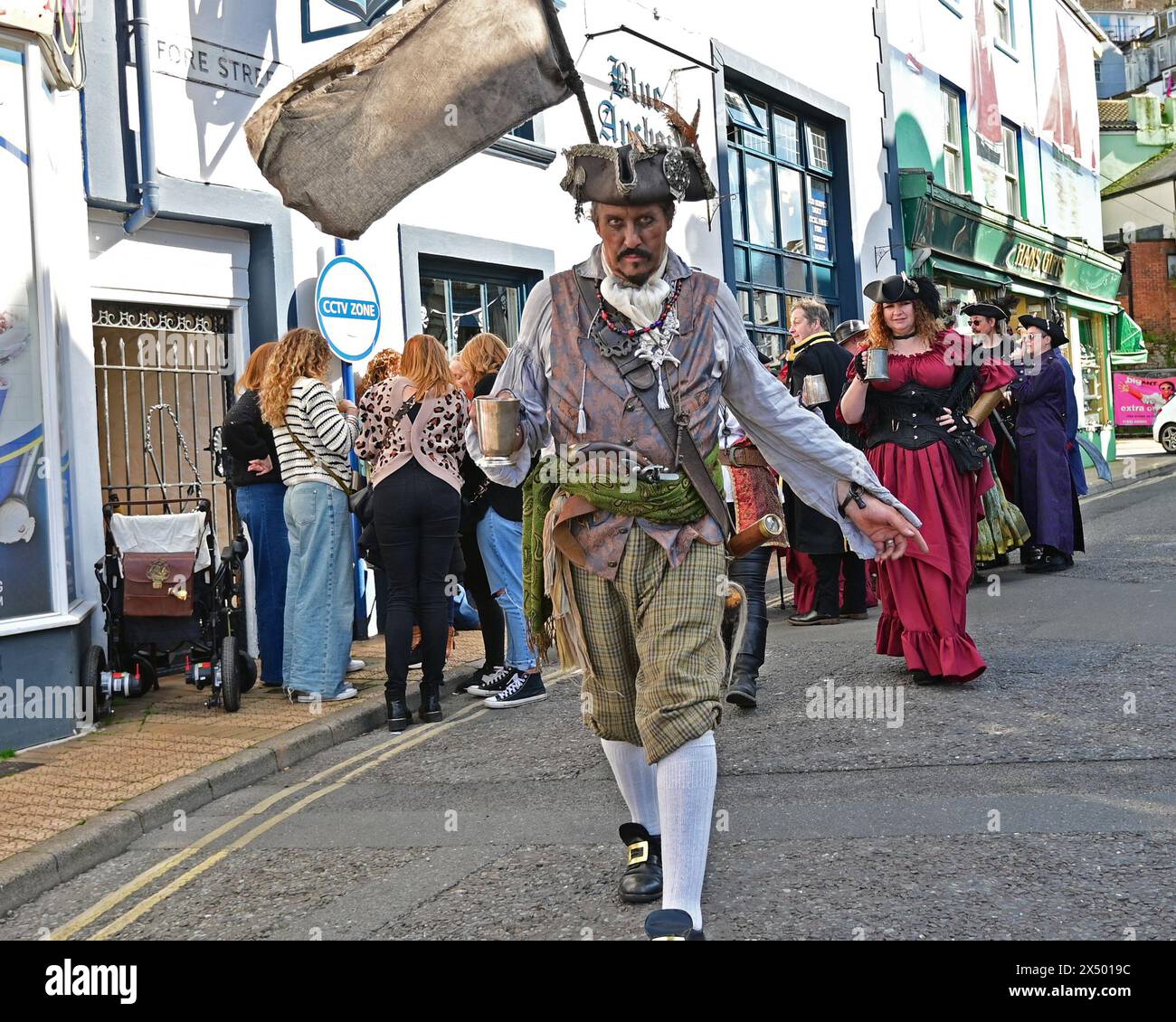 Boote und Menschen in Piratenkleidung werden gesehen, wie sie die Flagge wehen und sich vor dem offiziellen Start morgen vorbereiten . Bildnachweis Robert Timoney/Alamy/Liv Stockfoto