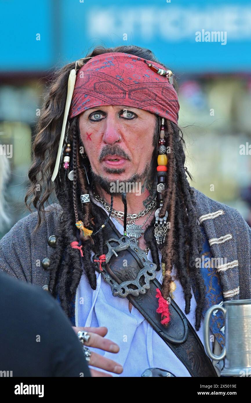 Johnny Depp war ein ähnliches Bild beim International Pirate Festival in Brixham Devon, am Abend vor dem Grand Start am Samstag. Bildnachweis Robert Stockfoto