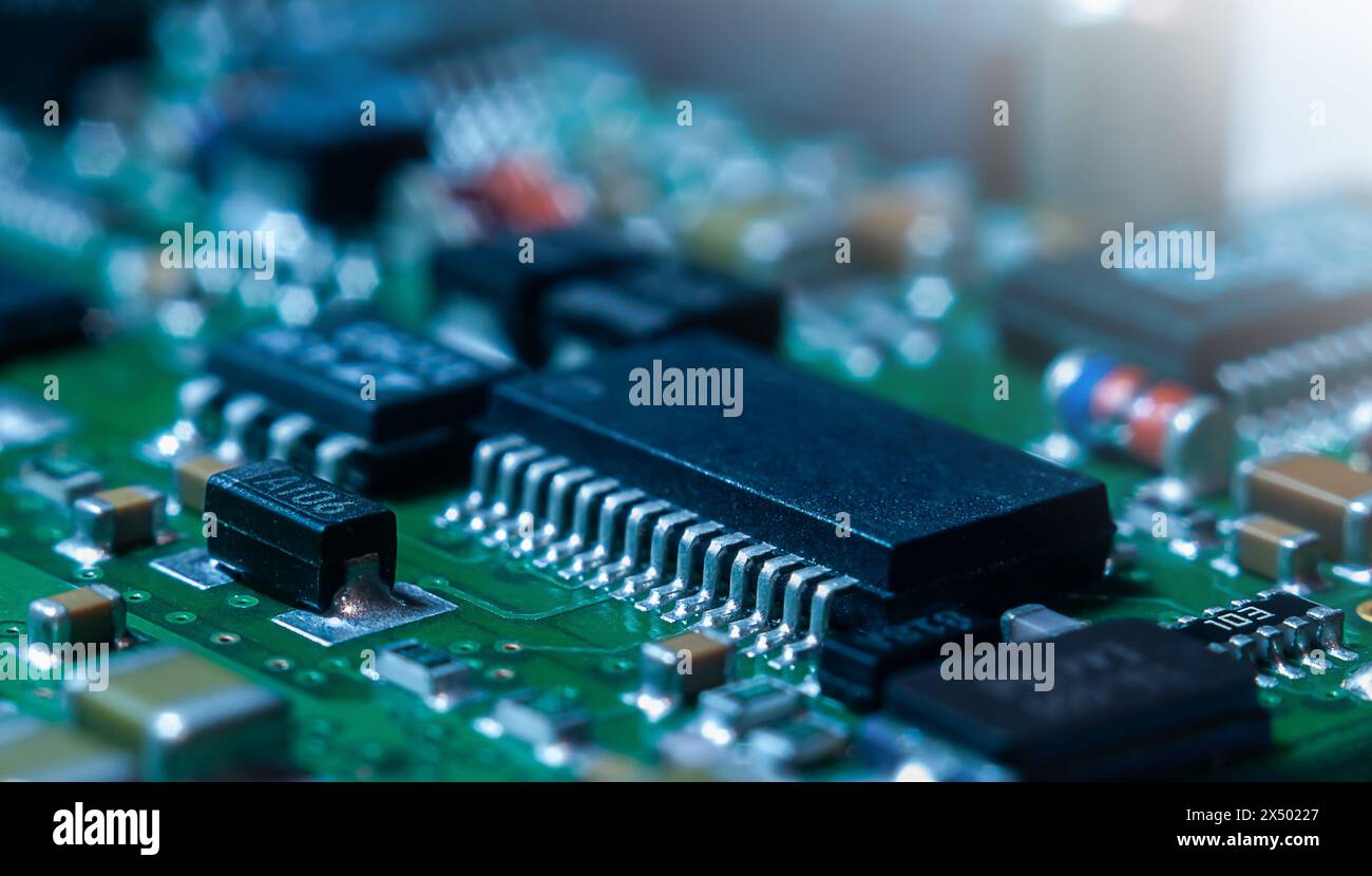 Nahaufnahme der Leiterplatte mit Prozessor, integrierten Schaltungen und vielen anderen auf der Oberfläche montierten passiven elektrischen Komponenten. Stockfoto
