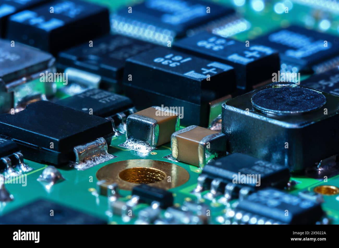 Nahaufnahme der Leiterplatte mit Prozessor, integrierten Schaltungen und vielen anderen auf der Oberfläche montierten passiven elektrischen Komponenten. Stockfoto