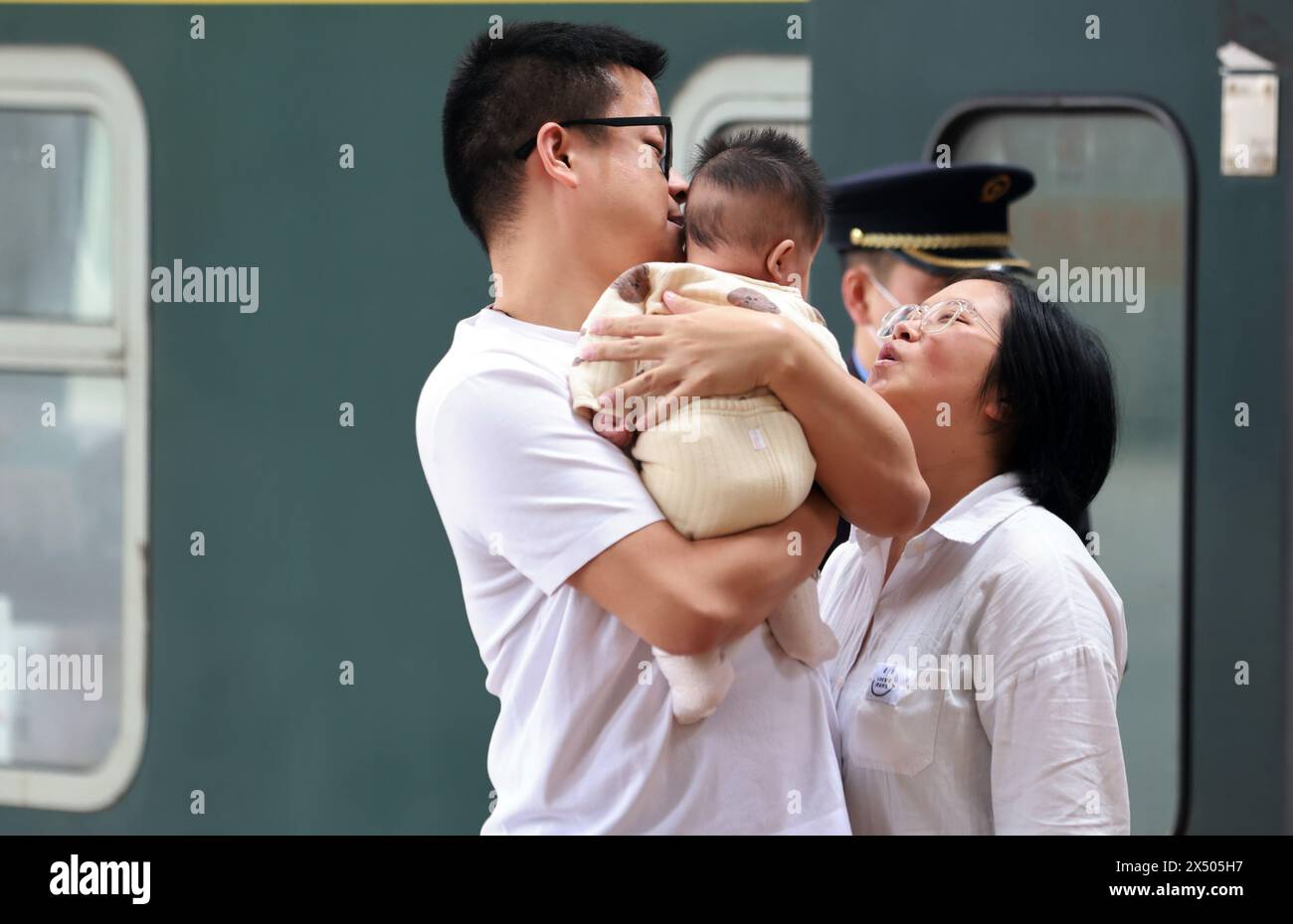 Peking, Chinas Provinz Hubei. Mai 2024. Die Passagiere werden am Bahnhof Wuchang in Wuhan, der zentralen chinesischen Provinz Hubei, am 5. Mai 2024 fotografiert. China verzeichnete am letzten Tag des fünftägigen Maifeiertags eine Zunahme der Passagierreisen. Quelle: Zhao Jun/Xinhua/Alamy Live News Stockfoto