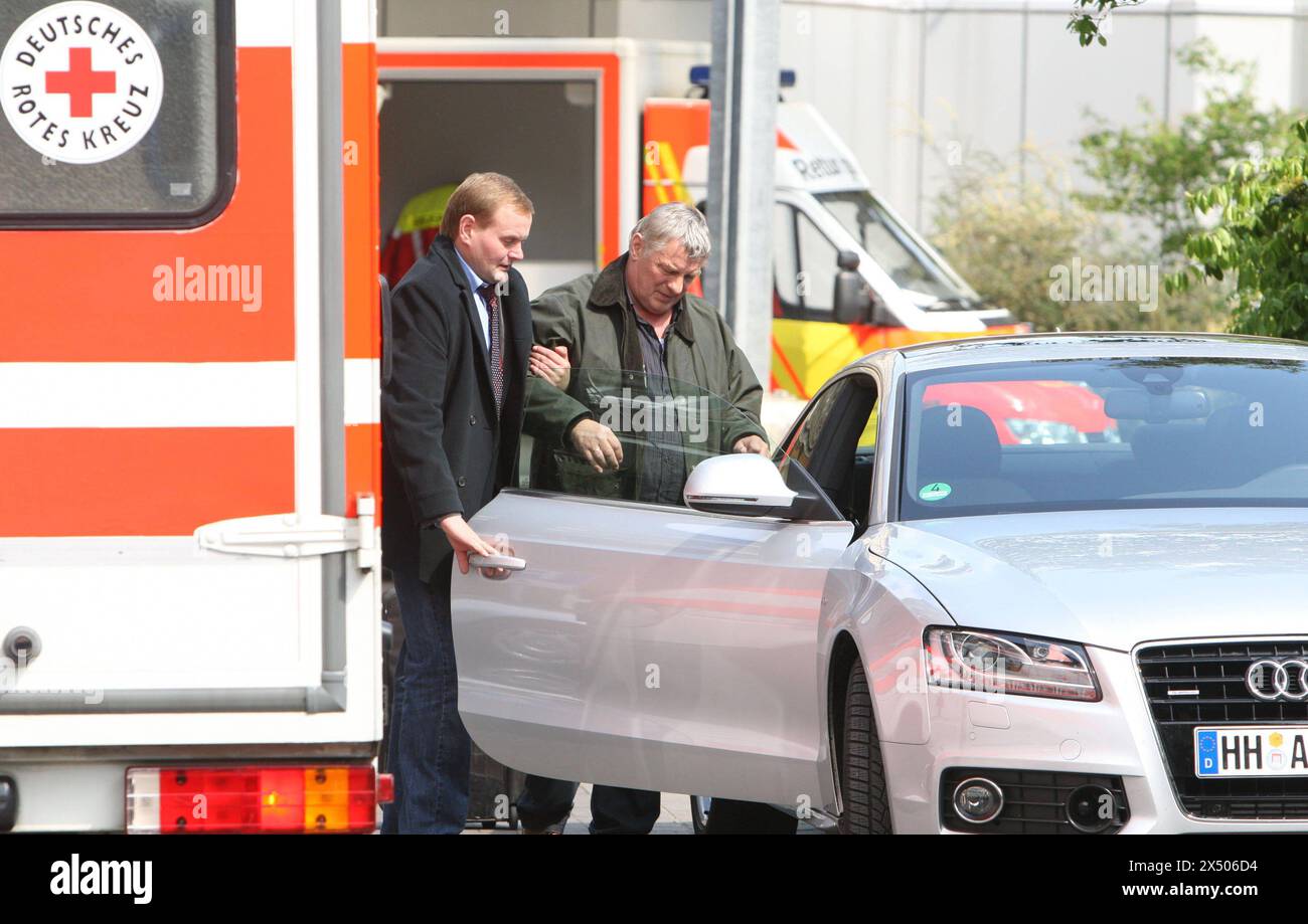 Hannover, Dreharbeiten ARD-Zweiteiler von Dieter Wedel mit Glanz und Gloria in der Henriettenstiftung in Hannover, Szene mit Heinz Hoenig R., Krankenwagen, Rettungswagen, Klinik, Foto vom 28. April 2009, *** Hannover, Dreharbeiten ARD Zweiteiler von Dieter Wedel mit Glanz und Gloria in der Henriettenstiftung in Hannover, Szene mit Heinz Hoenig r , Krankenwagen, Krankenwagen, Klinik, Foto vom 28. April 2009, Stockfoto