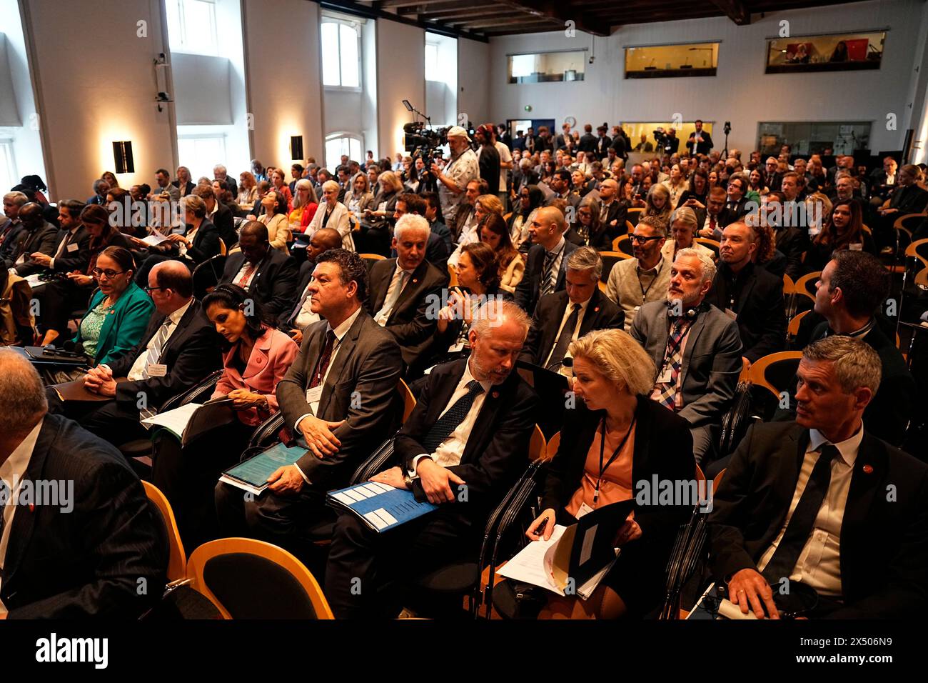 Kopenhagen, Dänemark. Mai 2024. Delegierte während der Eröffnung einer internationalen Migrationskonferenz in Kopenhagen, Dänemark, Montag, 6. Mai 2024. Entscheidungsträger und Experten aus Europa, dem Nahen Osten und Afrika sind in Dänemark, um über neue Lösungen für das europäische Asylsystem zu diskutieren Credit: Ritzau/Alamy Live News Stockfoto
