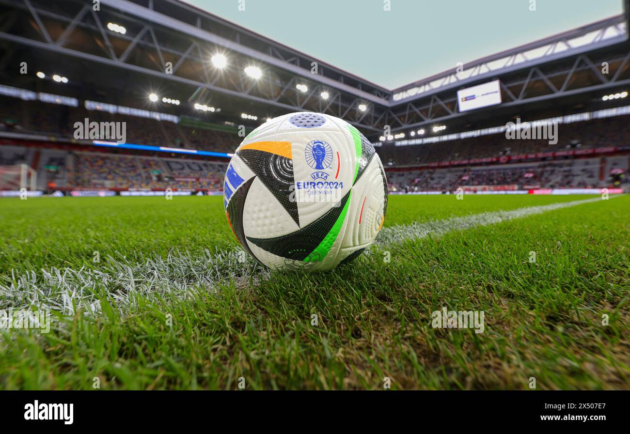 Düsseldorf, Deutschland. Mai 2024. firo: 03.05.2024 Fußball, Fußball, 2. Liga, 2. Bundesliga, Saison 2023/2024, Fortuna Düsseldorf - 1.FC Nürnberg Stadio EM Austragungsort mit Football Love adidas Match Ball der EM 2024 in Deutschland Merkur Spiel-Arena (Düsseldorf) Credit: dpa/Alamy Live News Stockfoto