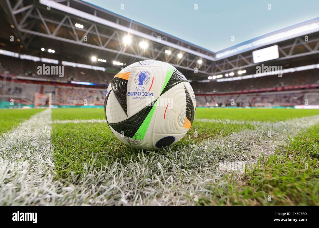 Düsseldorf, Deutschland. Mai 2024. firo: 03.05.2024 Fußball, Fußball, 2. Liga, 2. Bundesliga, Saison 2023/2024, Fortuna Düsseldorf - 1.FC Nürnberg Stadio EM Austragungsort mit Football Love adidas Match Ball der EM 2024 in Deutschland Merkur Spiel-Arena (Düsseldorf) Credit: dpa/Alamy Live News Stockfoto