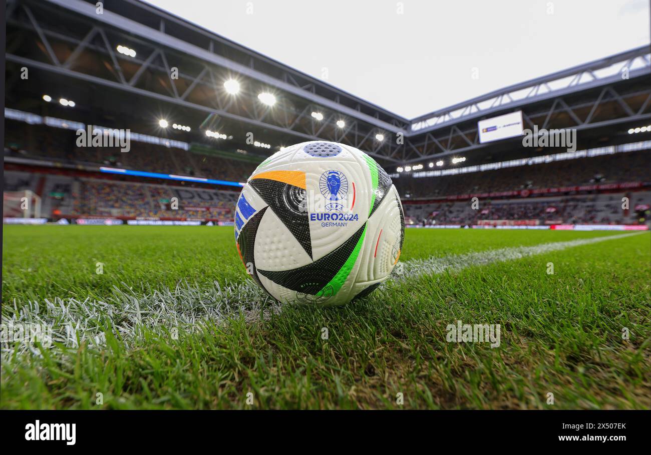 Düsseldorf, Deutschland. Mai 2024. firo: 03.05.2024 Fußball, Fußball, 2. Liga, 2. Bundesliga, Saison 2023/2024, Fortuna Düsseldorf - 1.FC Nürnberg Stadio EM Austragungsort mit Football Love adidas Match Ball der EM 2024 in Deutschland Merkur Spiel-Arena (Düsseldorf) Credit: dpa/Alamy Live News Stockfoto