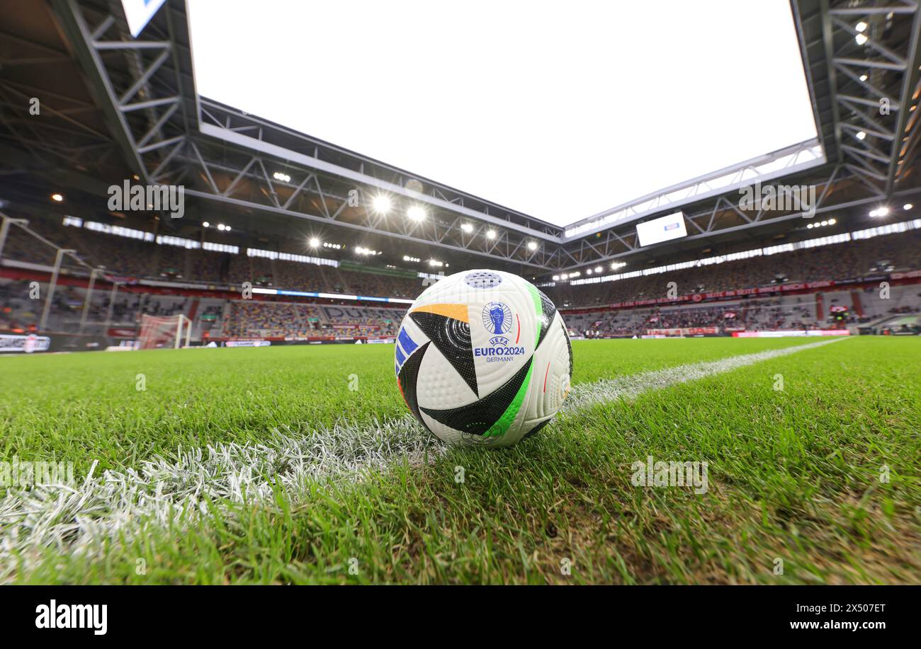 Düsseldorf, Deutschland. Mai 2024. firo: 03.05.2024 Fußball, Fußball, 2. Liga, 2. Bundesliga, Saison 2023/2024, Fortuna Düsseldorf - 1.FC Nürnberg Stadio EM Austragungsort mit Football Love adidas Match Ball der EM 2024 in Deutschland Merkur Spiel-Arena (Düsseldorf) Credit: dpa/Alamy Live News Stockfoto