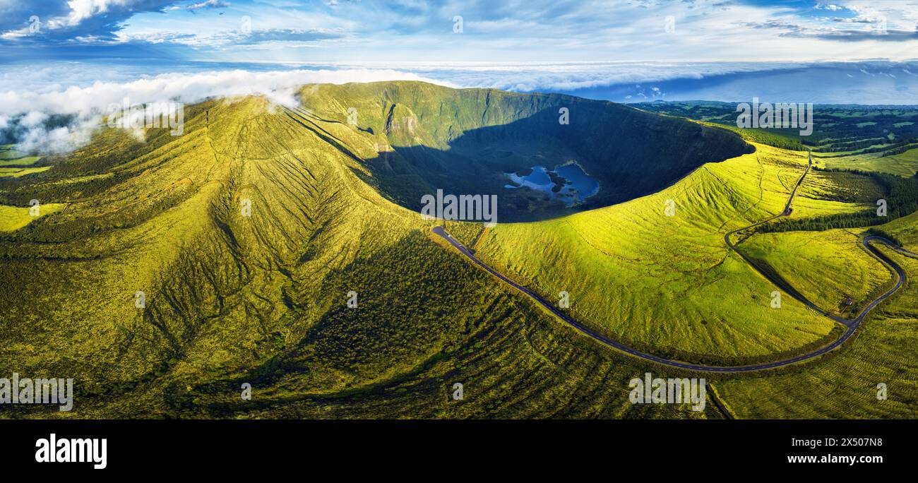 Panorama der Drohne grünen Sonnenaufgangslandschaft des Vulkans Gordo Caldera auf der Insel Faial - Azoren, Portugal Stockfoto