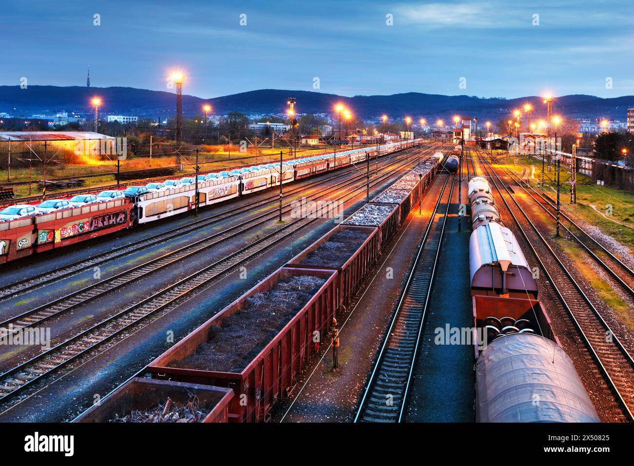 Güterzugbahnsteig in Nigrh mit Container, Gütertransport - Eisenbahn Stockfoto