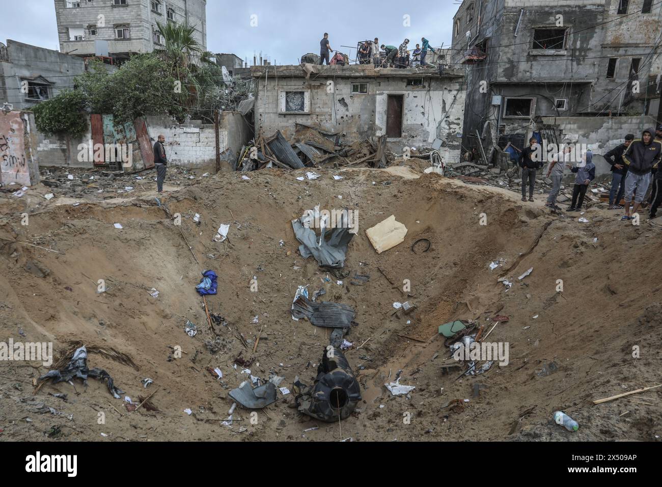 Rafah, Palästinensische Gebiete. Mai 2024. Palästinenser inspizieren ein beschädigtes Haus, nachdem israelische Kampfflugzeuge Gebäude in Rafah bombardiert haben. Abed Rahim Khatib/dpa/Alamy Live News Stockfoto