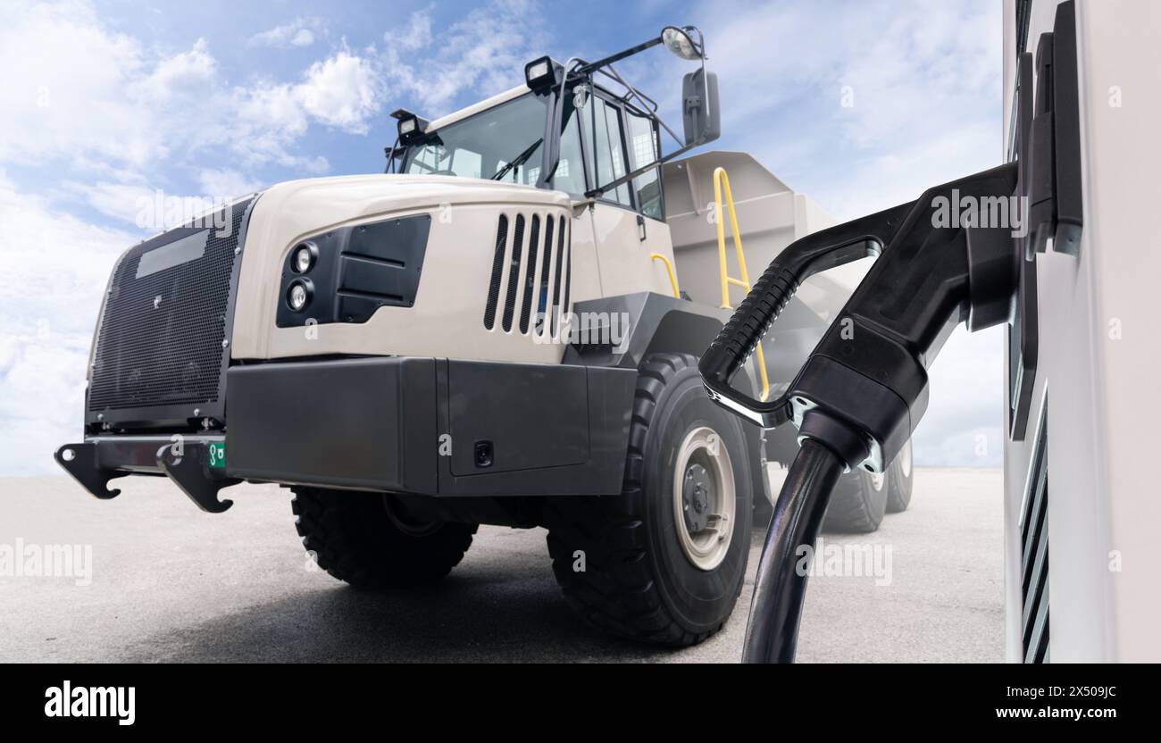 Elektrische Ladestation auf einem Hintergrund eines elektrischen Bergbauwagens. Konzept... Stockfoto