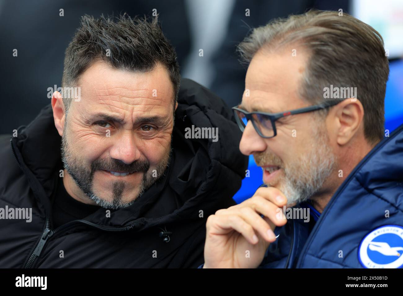 Brighton and Hove, England, 5. Mai 2024. Roberto de Zerbi, Manager von Brighton und Hove Albion und Andrea Maldera Assistant Head Coach während des Premier League Spiels im AMEX Stadium, Brighton und Hove. Der Bildnachweis sollte lauten: Paul Terry / Sportimage Stockfoto